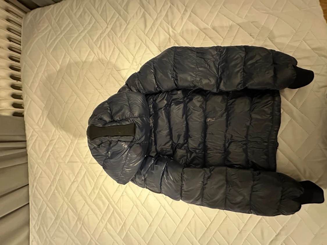 Mörkblå pufferjacka från 1 More - 1