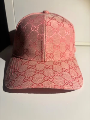 Rosa keps  - En fin rosa keps som är oanvänd.