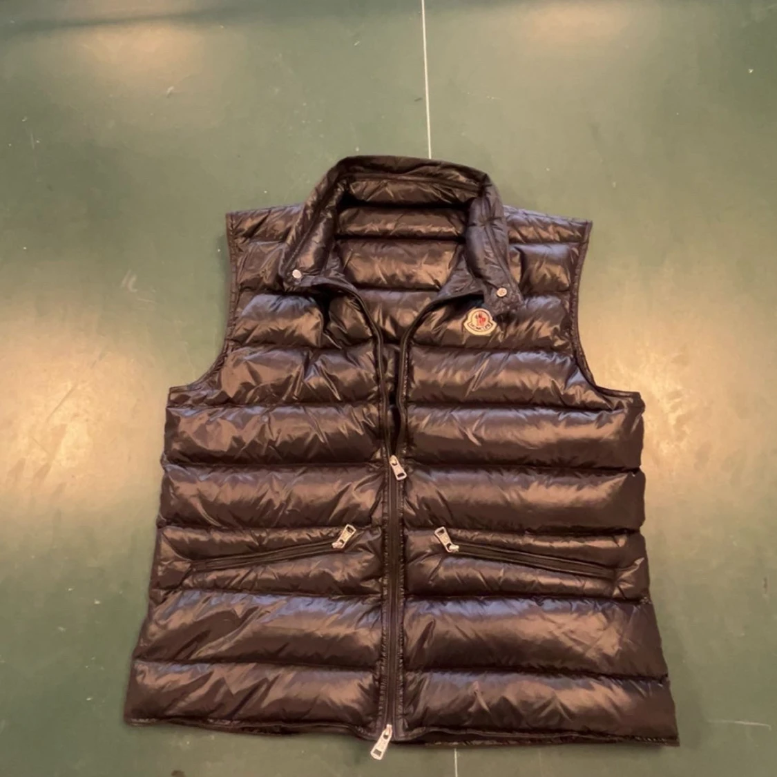 Svart dunväst från Moncler