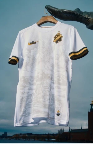 AIK Stockholm special edition - Riktigt fet special edition tröja med riktigt feta detaljer. ett måste ifall man gillar stil eller vill supporta sitt lag. Tveka inte på att skriva vid intresse!