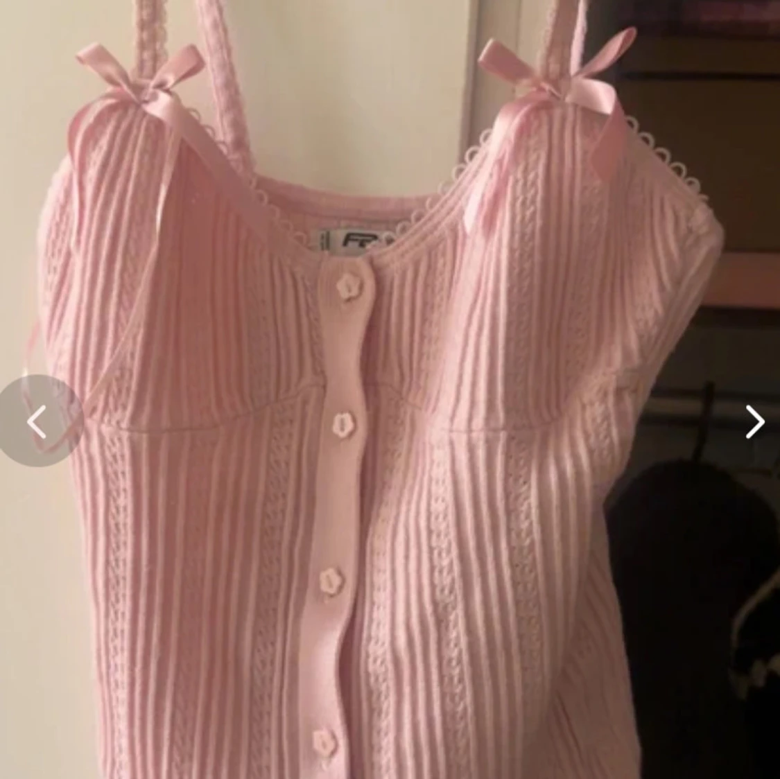 Söt ljusrosa ribbad linnetopp med rosetter - 3