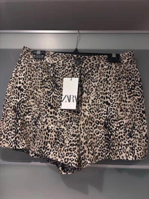 Leopardmönstrade shorts från Zara - Snygga shorts från Zara i storlek L med leopardmönster. Helt oanvända och lappen är kvar!