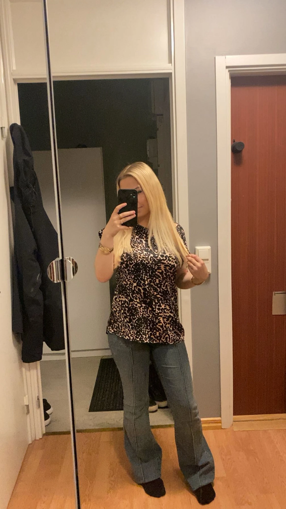 Leopardmönstrad blus i svart och beige i satin - 1