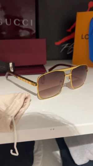 Lv glasögon - Säljer mina glasögon jag använt ett fåtal gånger för jag inte tyckte om hur dem såg ut på mig. Priset går att förhandla vid snabb och smidig affär.