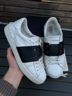 Valentino open - Säljer dessa sjukt feta opens! Självklart äkta! Nypris 7200kr! Size 43! Box, dustbag och kort ingår! Skick 8/10! Hör av dig vid minsta fundering 🤩