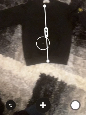 Svart sweatshirt från Stone Island - Svart långärmad sweatshirt från Stone Island med klassisk rund hals och ikonisk logopatch på vänster ärm. Mjuk och skön bomullskvalitet, perfekt för en chill och stilren look. Mått: längd 56 cm, ärm 55 cm, bredd 39 cm.