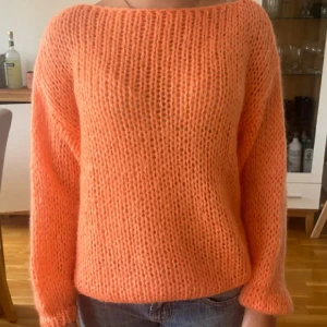Stickad tröja!!🧡🍂 - Perfekta tröjan nu till hösten. Inga större tecken på användning. Pris kan absolut diskuteras‼️Lånade bilder‼️Skriv för bättre bilder eller om du har frågor