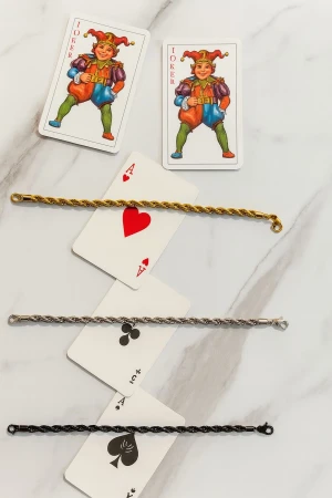 Flätat armband i guld, silver eller svart - Snyggt flätat armband i metall, finns i tre färger: guld, silver och svart. Stilren design med tvinnad kedja och karbinhake. Perfekt accessoar för att lyfta din outfit med en cool detalj.