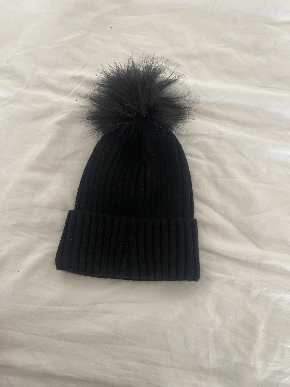 Svart ribbstickad mössa  - 2
