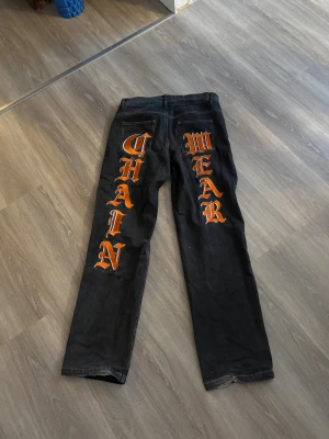 Lukamachain jeans  - Jeans från chainwear. Discontinued i denna färg så går ej att få tag på nya. Lätt slitage i hälarna och lagade i grenen 