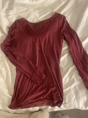 Intimissimi - Röd Intimissimi tröja, jättefin men säljer då jag behöver pengar🩷