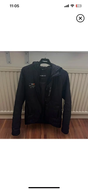 Sail racing jacka  - Tunnare dunjacka som passar perfekt för sport eller till hösten! Jackan är i väldigt gott skick och i stl S😋 säljer billigt för 600kr men 550kr vid snabb affär. Går inte att pruta länge än 550kr🐆