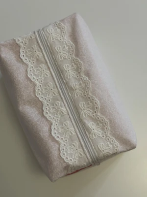 Handgjord necessär av second hand tyger - En handgjord necessär utav second hand tyger. Unik, hållbar och perfekt för att samla alla dina vardagsfavoriter i väskan. Fodrad och stängs med dragkedja. Endast ett unikt exemplar.                  Instagram: secondstitch.bymatilda 💕