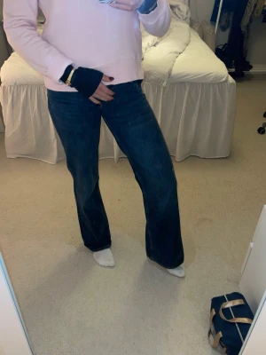 Mörkblå raka jeans - Säljer denna mörkblå raka jeans från Zara i storlek 32. Jätte fint skick men säljer de då är för små