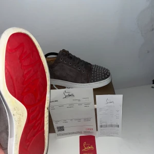 Christian Louboutin (KVITTO FINNS) - Säljer dessa riktigt sköna Christian Louboutin✅ strl 42 men passar 41✅ skick är 7, 8 av 10✅allt og ingår ✅
