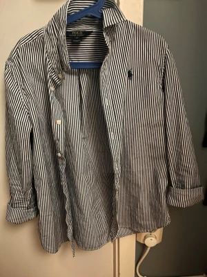 Randig skjorta från Polo Ralph Lauren - Säljer en stilren randig Ralph lauren skjorta. Den är använd få gånger och är i väldigt bra skick. Den passar bra till alla årstider och matchar med mycket. Skriv för mer bilder eller funderingar! Pris kan diskuteras