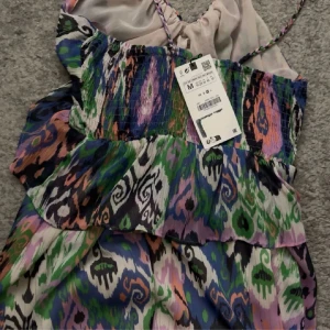 Zara klänning - Jättesnygg multifärgad zara klänning aldrig använd med prislapp kvar i storlek M💜