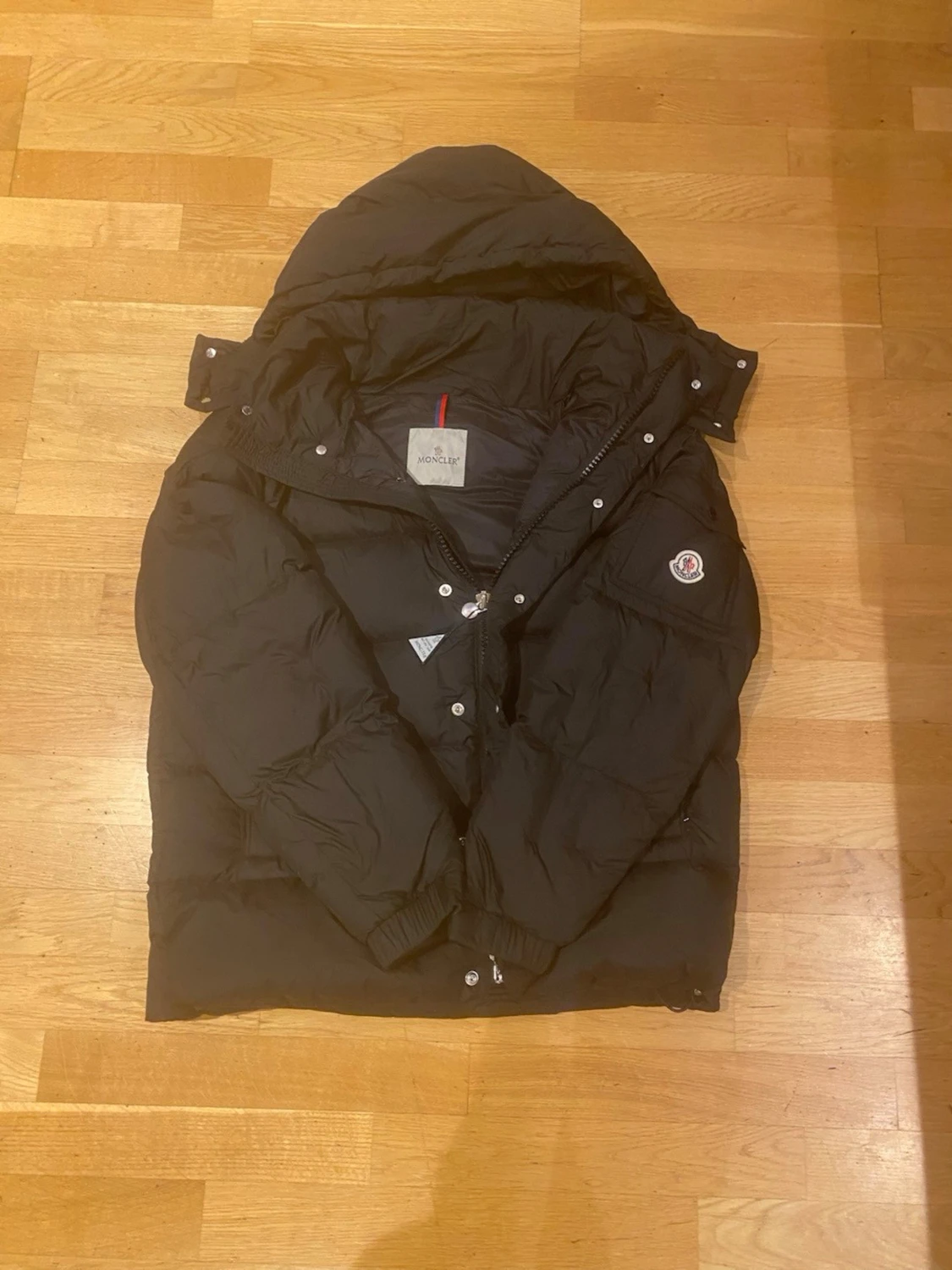 Svart Moncler pufferjacka med huva