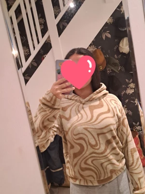 Mjuk hoodie - En mjuk, fin hoodie🤍☕️ Med påminnande färger av chai latte! Den är väldigt skön att använda när man fryser, är kall, på vintern med mer🤎