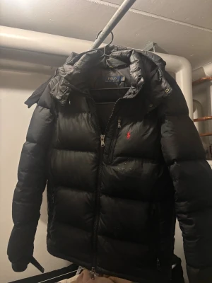 Svart dunjacka från Polo Ralph Lauren - Säljer min polo ralph lauren jacka då jag känner att jag e sugen på något nytt, jackan är i storlek S passar även M, hör av er för fler frågor eller fler bilder
