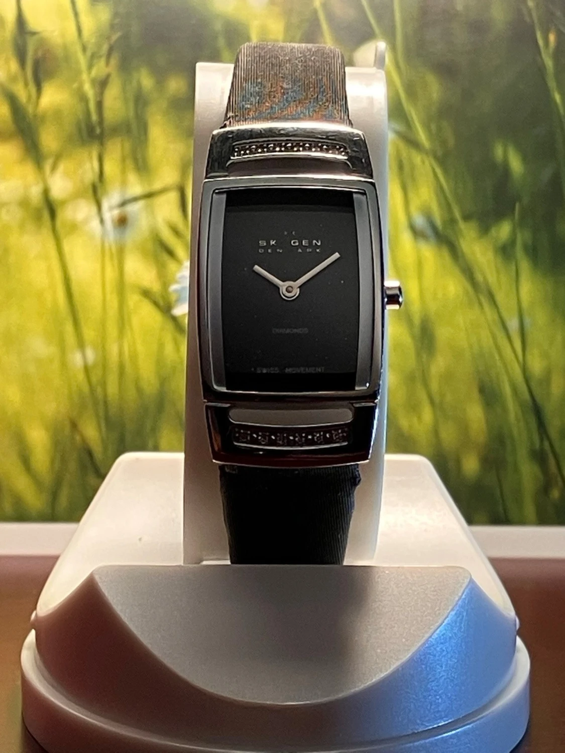 Svart Skagen klocka med diamantdetaljer