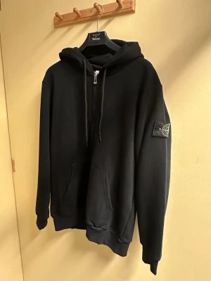 Stone Island, zip hoodie.  - Svart zip hoodie från stone island med den klassiska patch logotypen på vänster arm. Endast testad. 