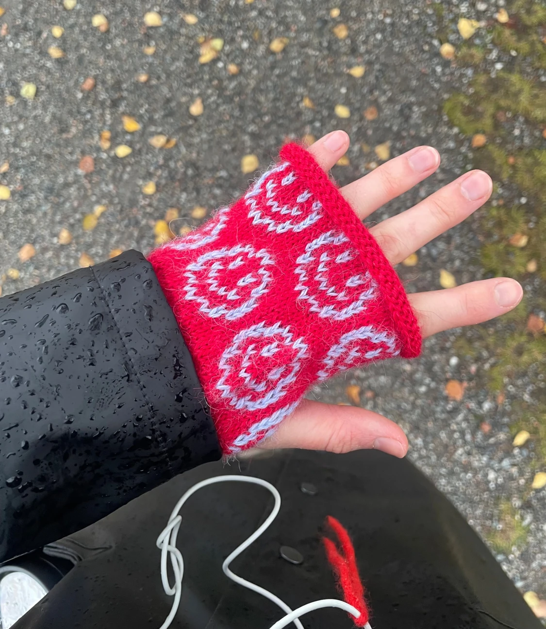 Röda stickade handledsvärmare i alpackaull - 2