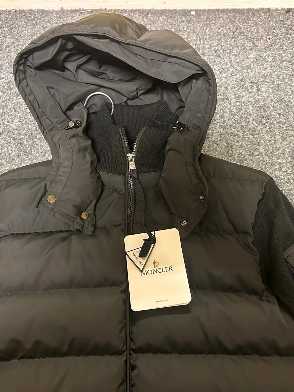 Svart pufferjacka från Moncler - 3