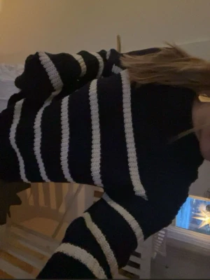 Marinblå o vit randig stickad tröja  - Jätte fin stickad tröja! Använt fåtal gånger! Från Lager 157 i storlek S!💕 