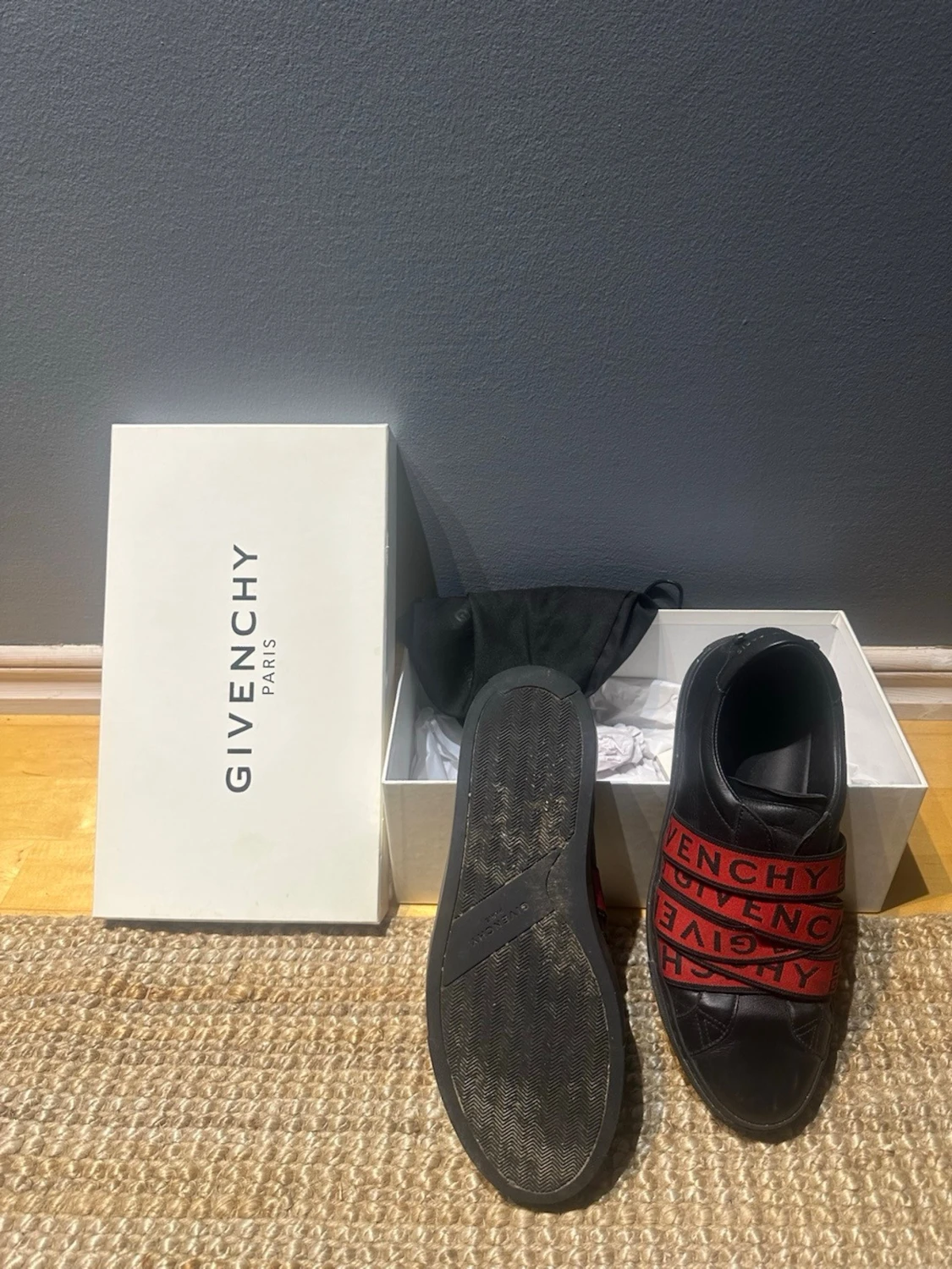 Givenchy svarta sneakers med röda band - 2