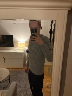 Grå kabelstickad tröja från GANT - Säljer en grå kabelstickad tröja från GANT i storlek M. Tröjan har rund halsringning, ribbade muddar och GANT-logga broderad på bröstet. Storlek M men sitter som S! Bara att höra av er vid frågor eller funderingar!😊