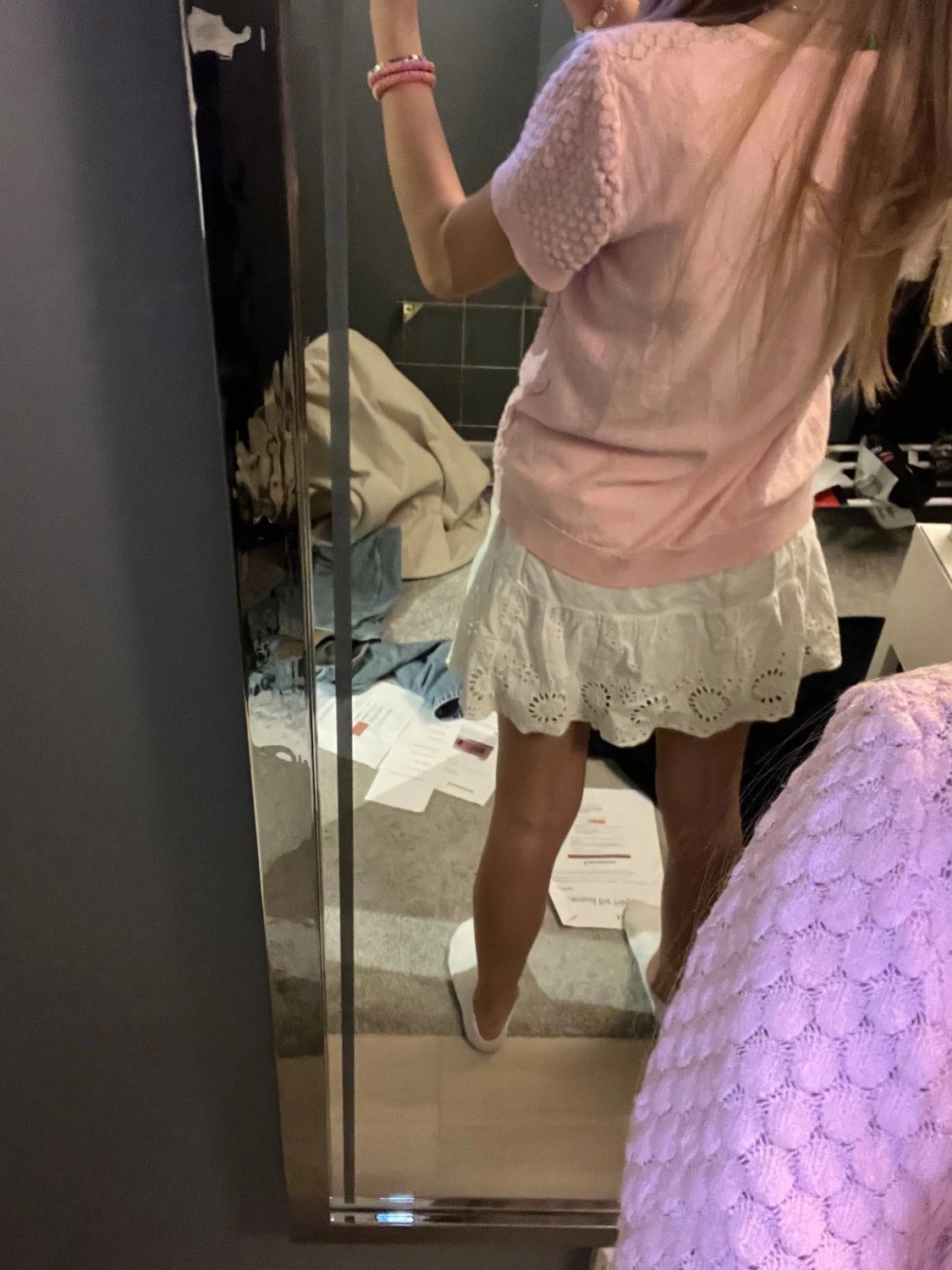 Vit kort kjol med broderade detaljer - 1