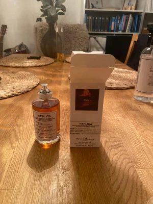 By The Fire Place parfym 100ml - Varm och perfekt vinter parfym, från maison margiela, runt 90 ml kvar i den. 4.22/5.00 på fragnatica utav 22 000 profisionella parfym kännare.