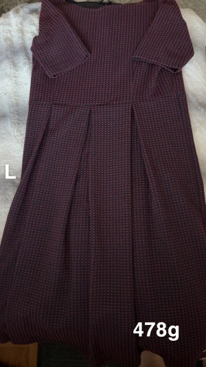 Mörkröd och marinblå rutig klänning L - Snygg långklänning i mörkrött och marinblå rutigt mönster. Klänningen har trekvartsärm och markerad midja med veckad kjol för extra volym. Perfekt för dig som gillar en klassisk men cool stil.🌸 Fint använt skick. Storlek L