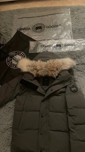 Canada goose Wyndham  - Helt ny canada goose wyndham grå.                       Priset kan diskuteras