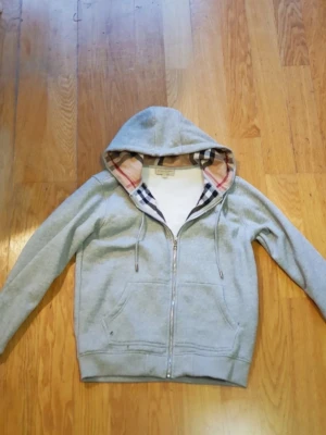 Grå zip up hoodie med mönster i - Det är en grå zip up BB hoodie med fint mönster inuti och absolut inge skador. 