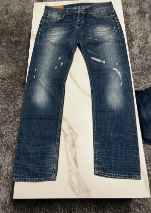 Dondup George jeans - Säljer nu ett par riktigt feta Dondup George jeans. Storleken står inte så här är mått: midjan är 44,8 cm och längden är 106,4 cm. Om du har några funderingar så är det bara att fråga på! ❇️