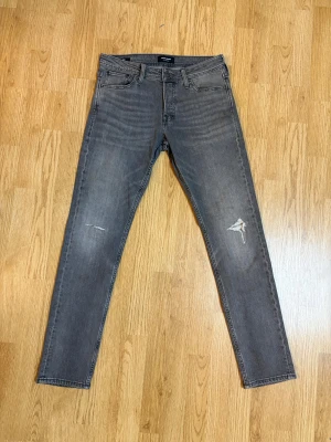 Jack & jones jeans - Slim jeans från jack n jones I den eftertraktade modellen slim Glenn. Storlek 30/32 kom med frågor och bud😁