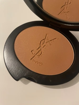 YSL Yves Saint Laurent trésor d'afrique collector sun powder - YSL Yves Saint Laurent trésor d'afrique collector sun powder, solpuder/bronzer. Oanvänd, men har haft den i flera år som dekoration (alltid stängd).
