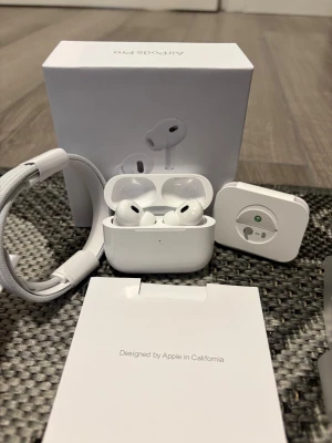 AirPods Pro 2 (ÄKTA) - Hej, säljer helt nya AirPods 2 pro, helt nya inga skador eller liknande. Dem är äkta har kvitto för de, Säljer för att har köpt AirPods 3 så tänker få av mig med dessa