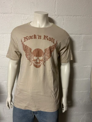 T-shirt med specialtryck storlek  XXL - T-shirt helt ny med specialtryck. Storlek XXL.