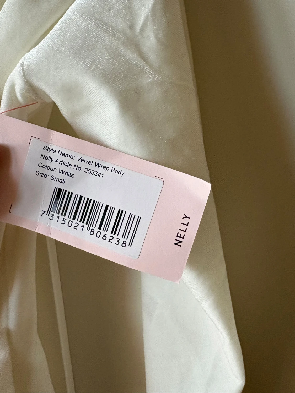 Vit off-shoulder body i sammet från Nelly - 3