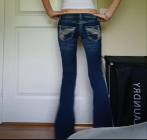 Blå lågmidjade bootcut jeans - Snygga blå lågmidjade bootcut jeans från gina tricot young 14+ i storlek xs. Dom är köpte här på plick men säljer då dom knappt kommit till användning. Pris går att diskuteras🩷