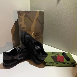 Valentino Rockrunners - Säljer dessa tvärfeta svarta rockrunners, perfekt nu till vintern. Skorna kommer med box, dustbag och extra snören. Bra skick inte använda särskilt mycket och inga större defekter bara en liten lagad skada vid sulan men inget som syns mycket. Storlek 44 men passar både 43 och 44 skulle jag säga! Köpta för ungefär 2500kr och tveka inte på att skriva om du har några frågor eller funderingar💯