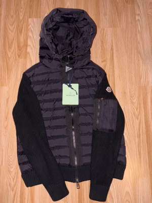Moncler Hybrid Jacket - Moncler hybrid jacket. Nfc Scan fungerar och lappen finns kvar. Lite använd men inget som visar att den är det. Passar dig runt 175-183 skulle jag säga. Priset går att snacka om