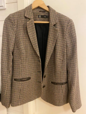 Rutig kavaj  - Jätte fin kavaj! Har nästan aldrig använt den. Storlek 44 