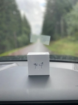 AirPods Pro 2nd gen - Säljer ett par AirPods Pro i originalförpackning med laddningskabel och tillbehör. Hörlurarna och laddningsetuiet är i mycket gott skick, inga synliga repor eller skador. Aktiv brusreducering och trådlös laddning. Perfekt för musik, samtal och träning. SNABBKÖP HAR 3 PAR PERFEKT TILL JULKLAPP