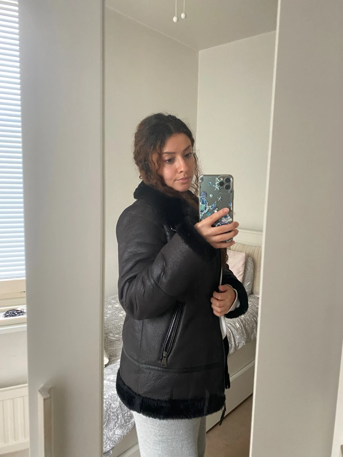 Svart pälsjacka med dragkedja - 1