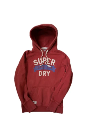 2000s Vintage SuperDry Hoodie (JAPAN EDT) - Säljer nu denna sjukt snygga 2000s vintage SuperDry hoodie i en limiterad upplaga(Japan edition)!🤩 Passar perfekt till allt och är även perfekt nu till vintern ❄️. Storlek S men passar  XS😊 Skriv vid funderingar 📲