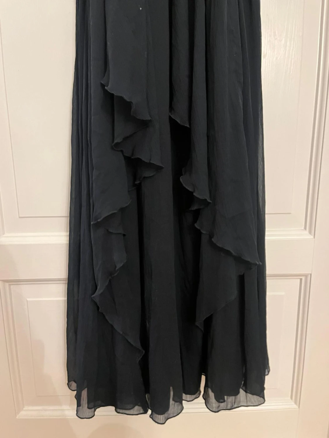 Svart långklänning fest med volanger från ASOS